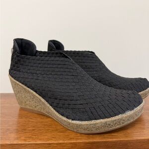 Bernie Mev Women’s Size 9.5 Woven Black Tan Wedge Heels Contemporary